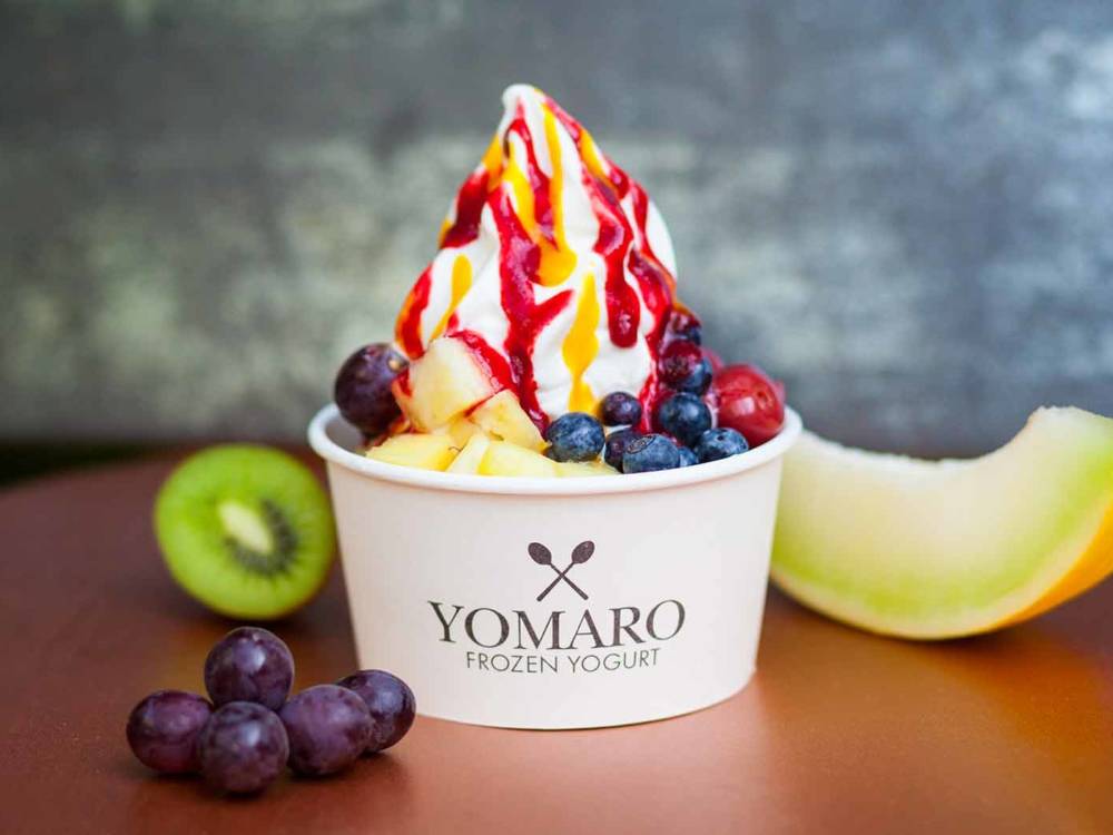 Bei Yomaro kommen verschiedene Toppings auf den kalten Joghurt / ©Yomaro