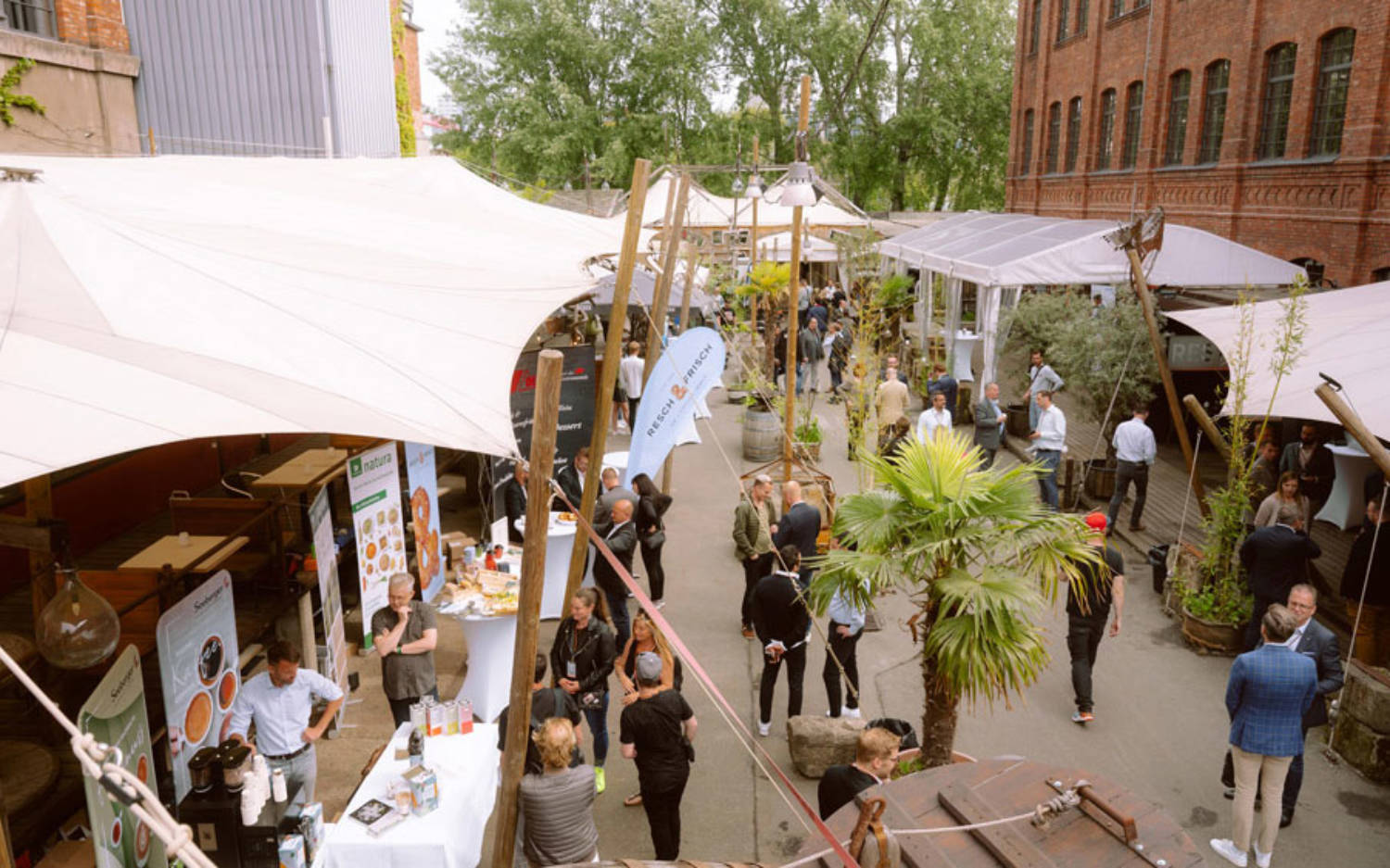 250 feiernde Gastronomen im SAGE in Berlin / ©Genuss-Guide