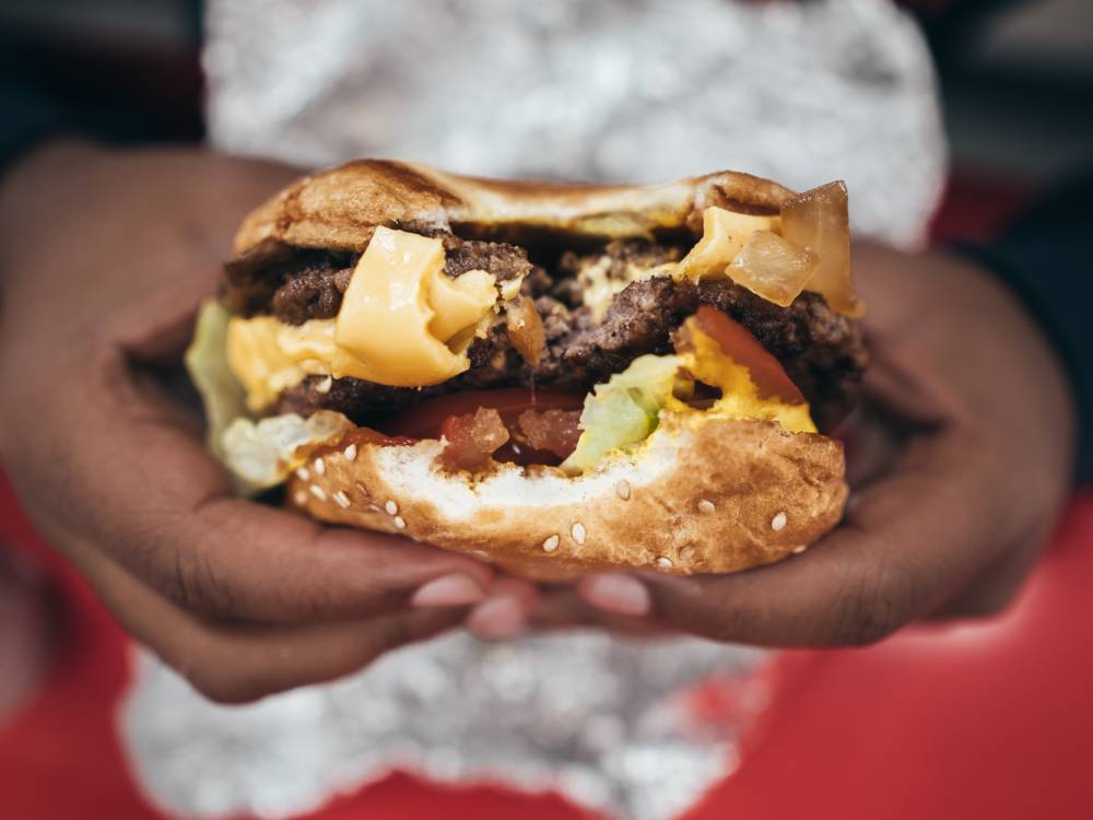 Individuell gestapelt: Five Guys bietet 15 verschiedene Toppings / ©Unsplash/Marcel Heil