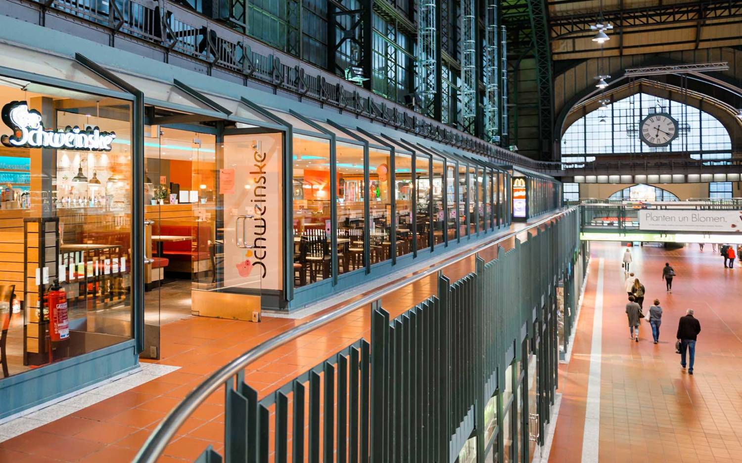 Das Schweinske mit Blick auf die Wandelhalle im Hauptbahnhof / ©Schweinske Franchise GmbH