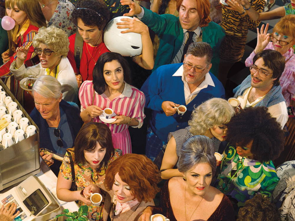 Ein Foto aus dem Kalender: Das Café als Ort sozialer Interaktion und Wohlfühlort für alle Menschen / ©Alex Prager