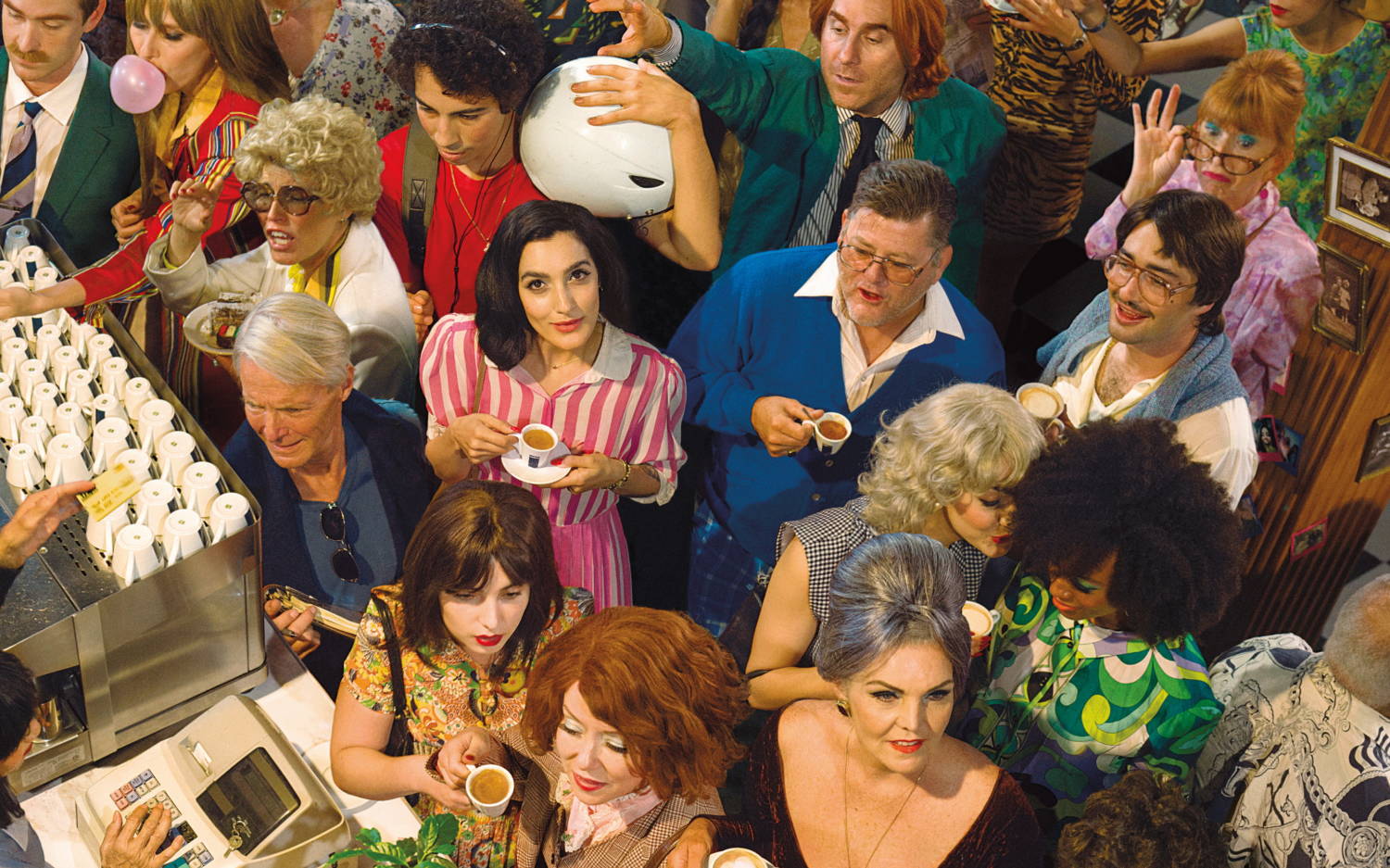 Ein Foto aus dem Kalender: Das Café als Ort sozialer Interaktion und Wohlfühlort für alle Menschen / ©Alex Prager