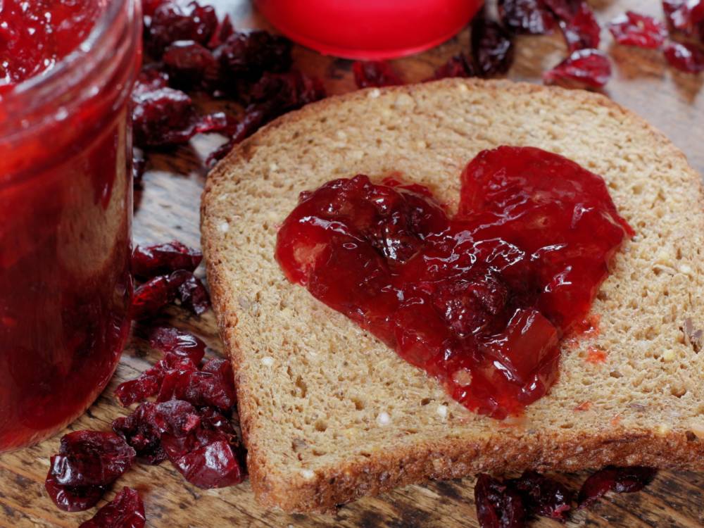 Eine Herzenssache: Innungsbäcker spenden mit dem „Bischöfinnen-Brot“ an die Hamburger Tafel / ©Unsplash/Sharon Waldron