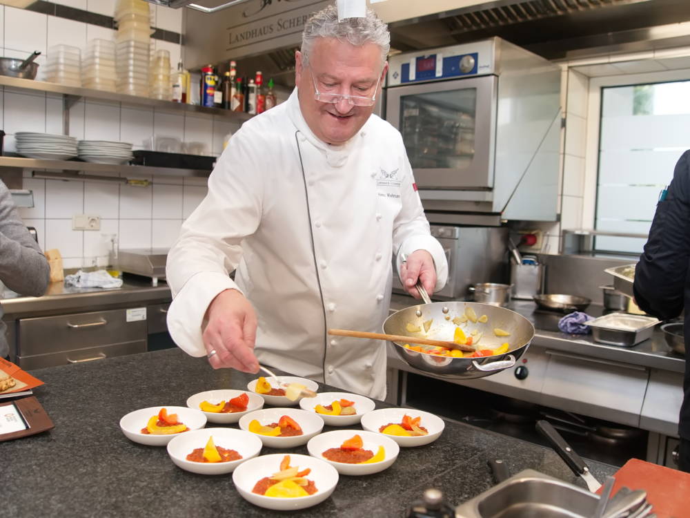 Kocht mit Liebe, Leidenschaft und einer großen Portion Fachwissen: Hamburgs Spitzengastronom Heinz O. Wehmann / ©Malte Klauck