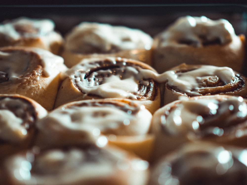 Lecker und zimtig: Bei Cinnamood gibt es Zimtschnecken in verschiedenen Sorten / ©Unsplash/Mark Olsen