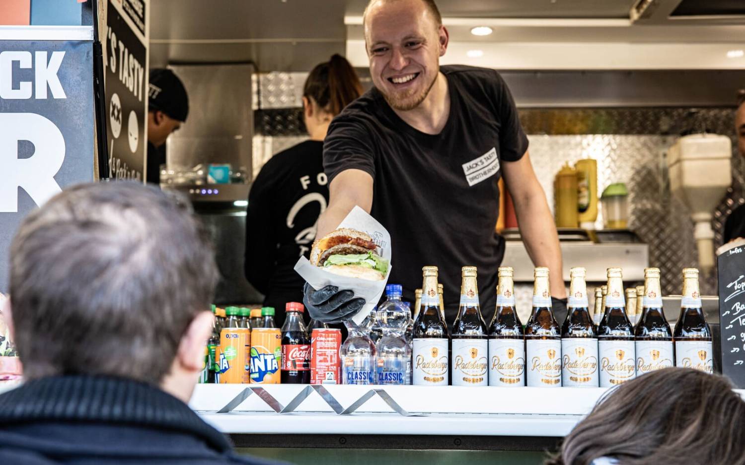 Foodtrucks soweit das Auge reicht: Die GENUSSREISE Messe bietet internationale Küche für jeden Geschmack  / © Messe Stuttgart