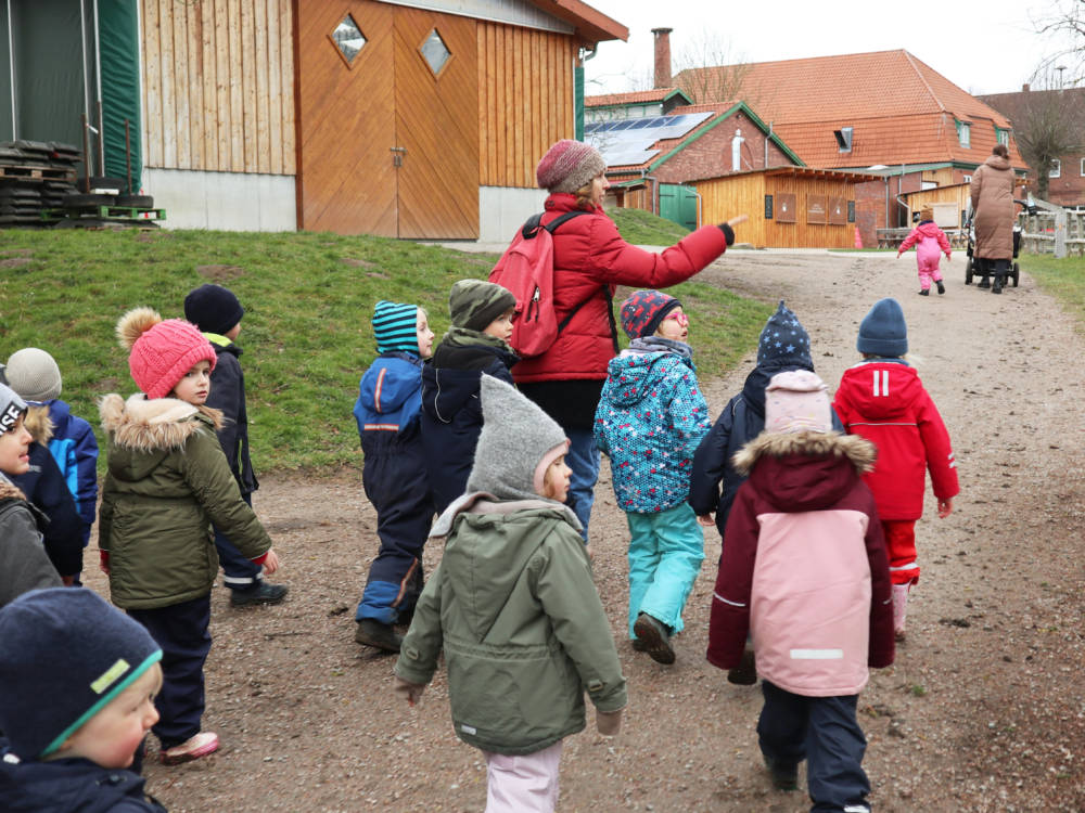 Ausflug auf den Bauernhof: Die „Brombeerkinder“ lernen heute Nachhaltigkeit hautnah / ©Alex Baur