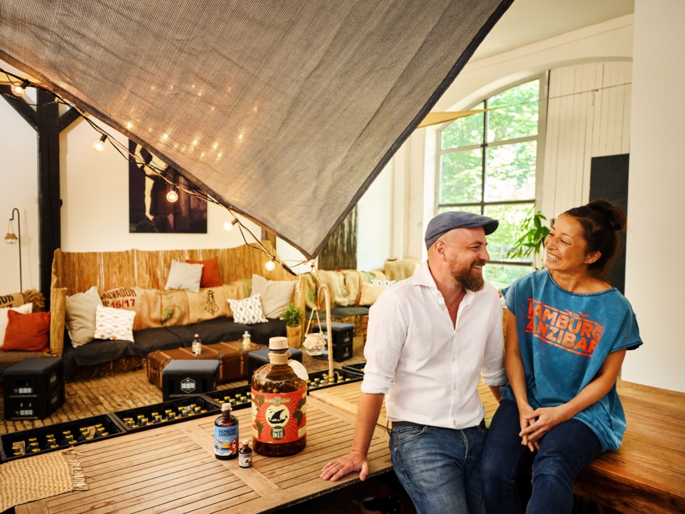 Glückliche Gewinner: Hauke Günther und Yuka Suzuki wurden für ihren Hamburg-Zanzibar Gin gleich zweimal ausgezeichn / ©Frank Loeschke Liquid Photography