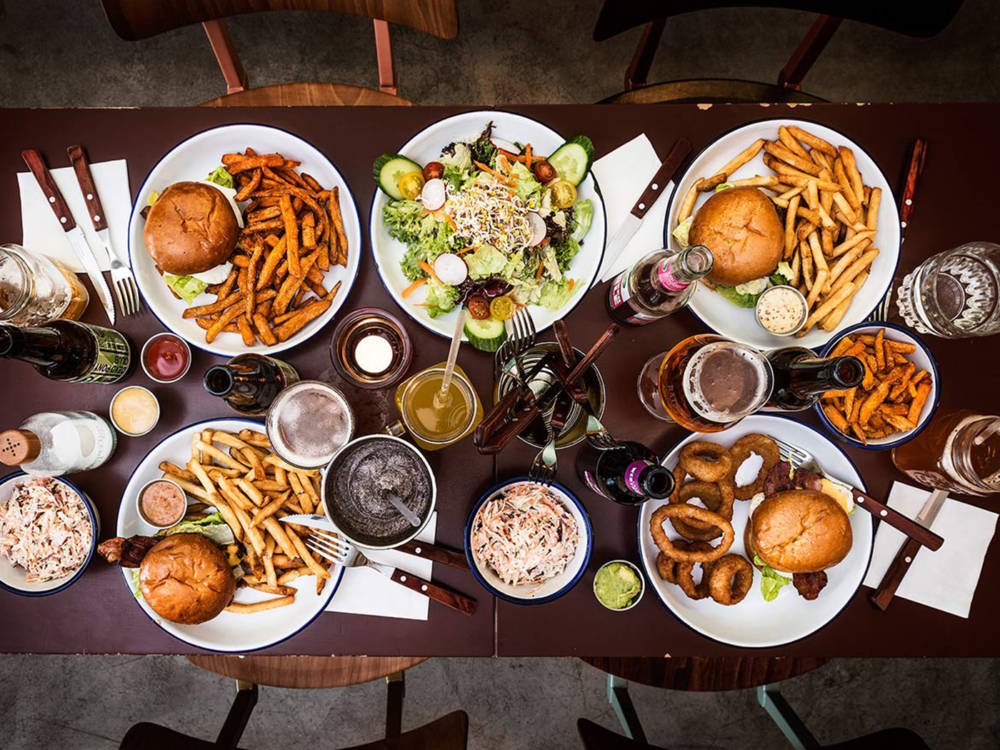 In Ottensen gibt es endlich wieder eine große Auswahl an Burgern und frittierten Köstlichkeiten / ©Julia Knneuse