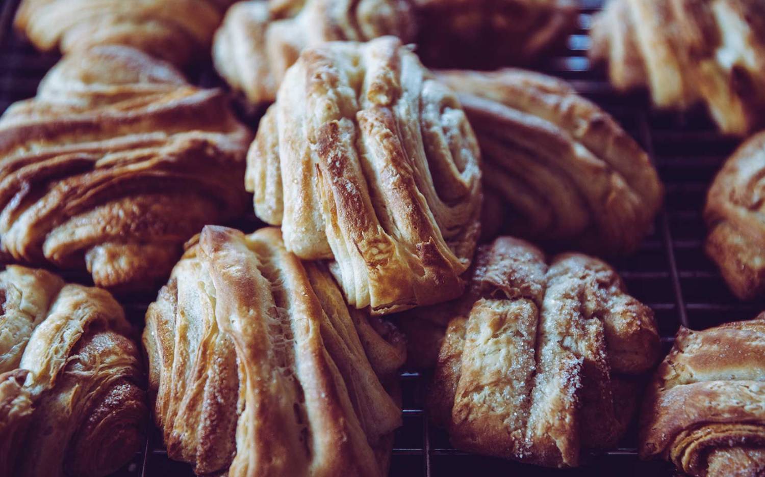 Auch im Sortiment der Bäckerei Kamps: die süßen Franzbrötchen aus Hamburg / ©Unsplash/Markus Spiske