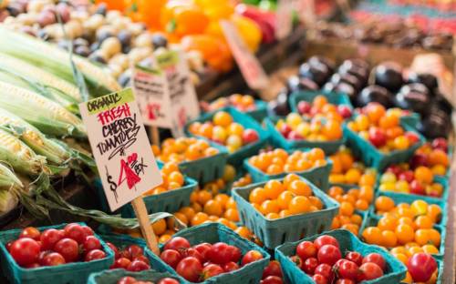 Bioprodukte aus der Region im Hofladen am Stüffel / ©Unsplash/Anne Preble