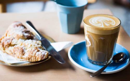 Kuchen, Kaffee und Brot direkt aus dem Holzofen gibt es bei Nur Hier in Hamburg / ©Unsplash/Charisse Kenion