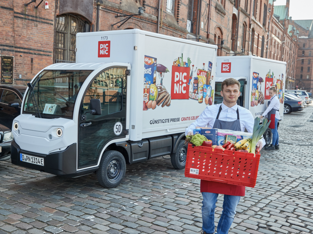 Picnic liefert Supermarktprodukte mit kleinen Elektrofahrzeugen in einigen Hamburger Stadtteilen aus / ©picnic/Chantal Geist