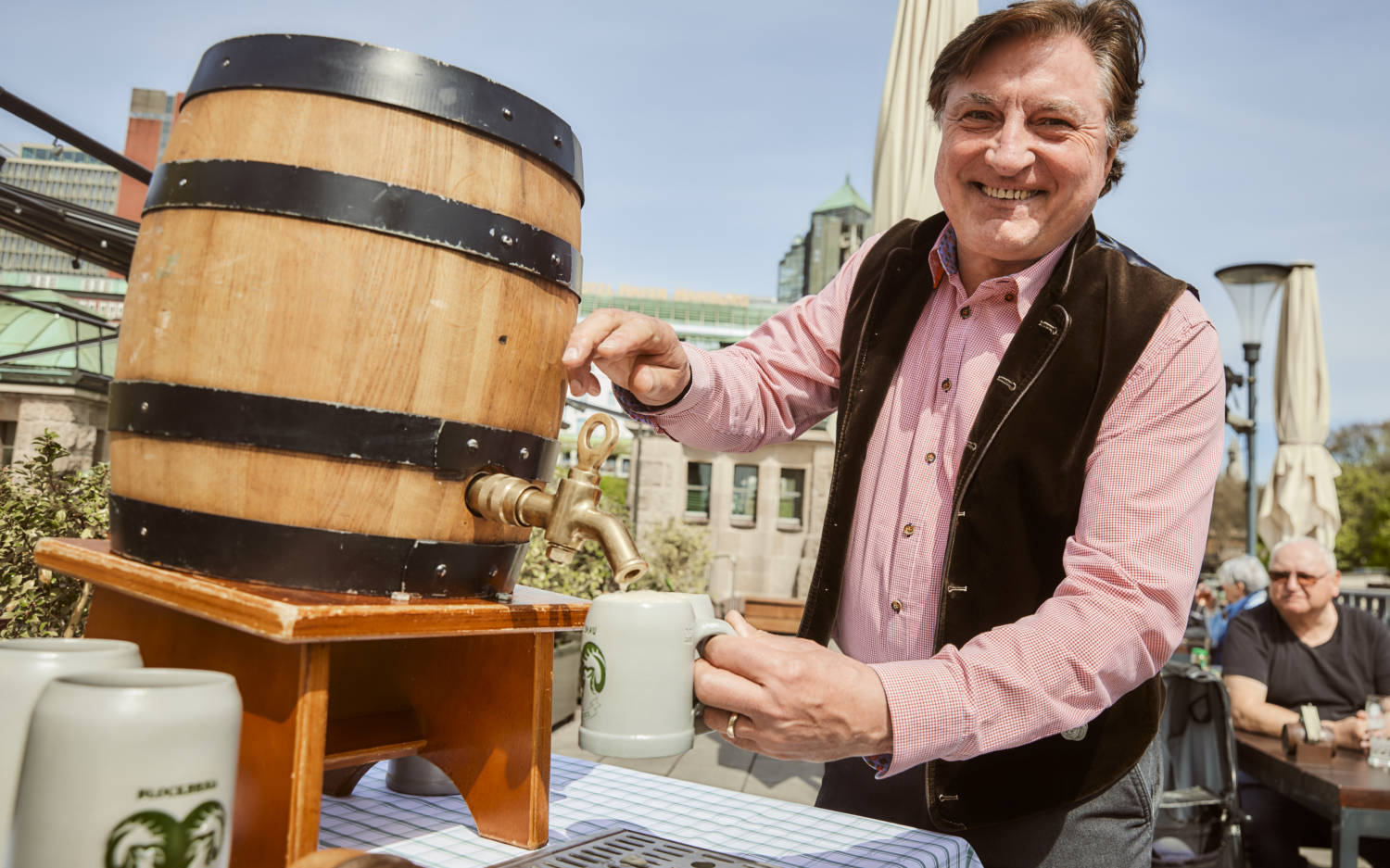 Braumeister Thomas Hundt probiert den frisch angestochenen Maibock / ©Anna-Lena Ehlers