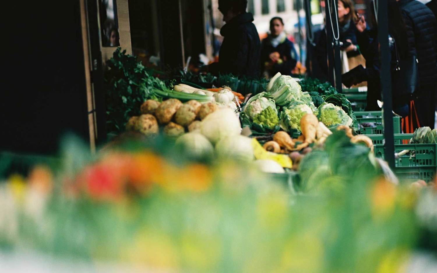 Der Wochenmarkt Farmsen-Berne in Hamburg versorgt die Besucher mit knackfrischem Gemüse und mehr / ©Unsplash/Markus Spiske