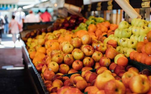 Der Wochenmarkt am Schlump liegt direkt an der gleichnamigen U-Bahn-Station / ©Unsplash/Kimberly Fowler