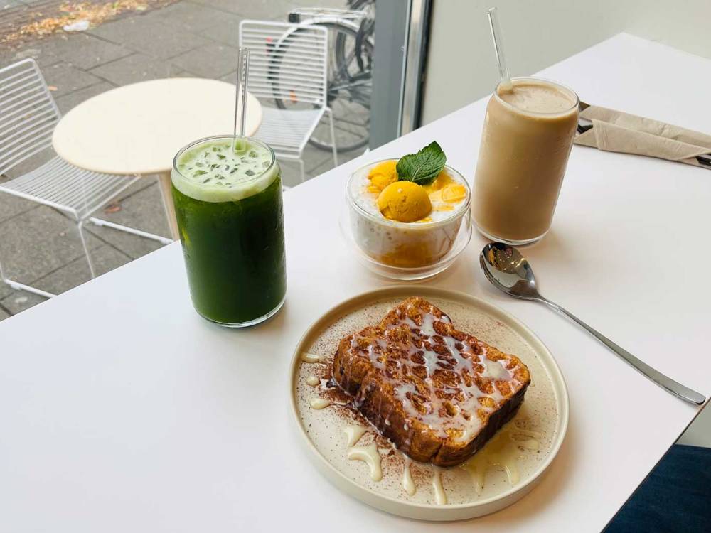 French Toast und Mango-Bowl, Matcha-Drink und Eiskaffee im 520 Dessert Studio / ©Alice von der Laden