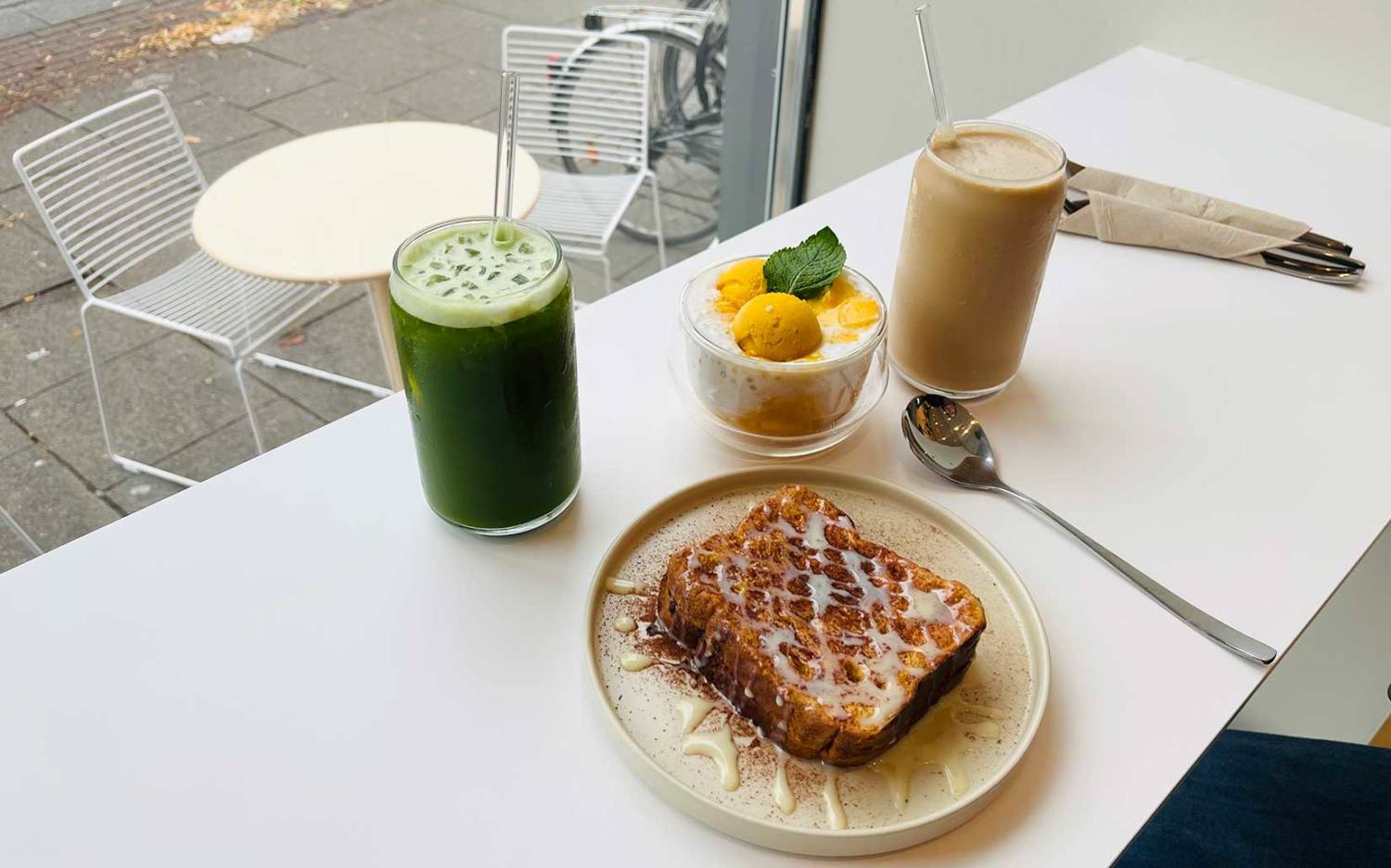 French Toast und Mango-Bowl, Matcha-Drink und Eiskaffee im 520 Dessert Studio / ©Alice von der Laden