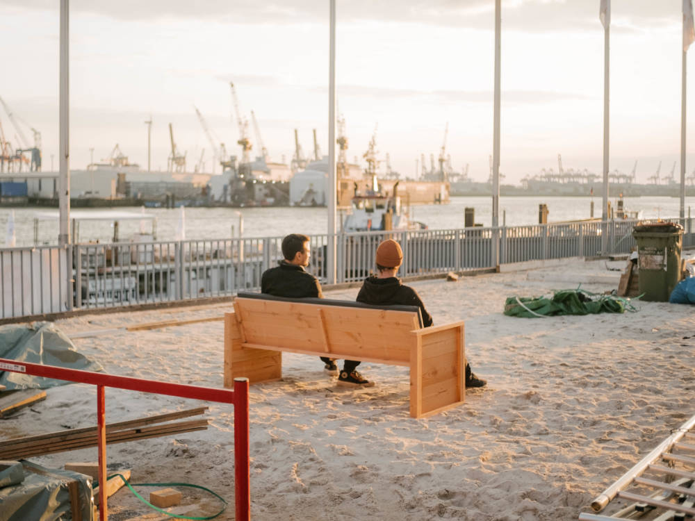 Weißer Sand unter den Füßen und den Blick auf die Hafenkrähne – das neue Sonnendeck St. Pauli / ©Lea Harms