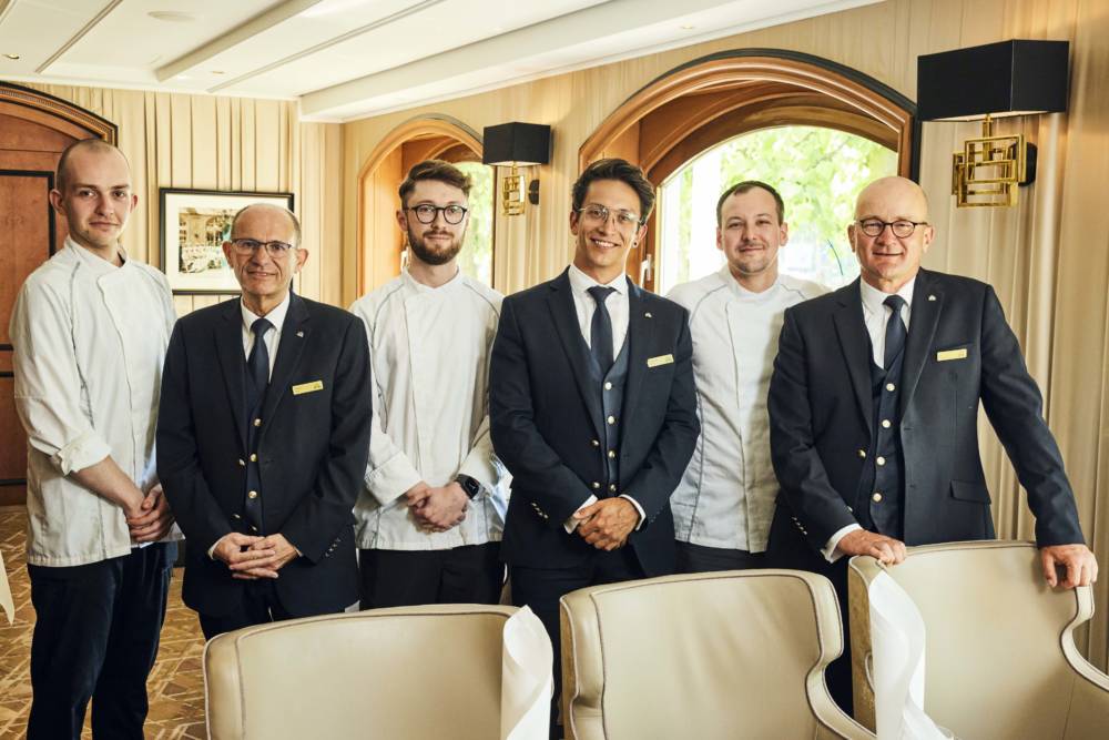 Atlantic Restaurant Küchen- und Serviceteam (v. l.): Fabian Müller, Wilfried Kopf, Jannik Marcischewski, Maximilian Seidel, Alexander Mayer und Lars Hentschel / ©Hotel Atlantic Hamburg / Anna-Lena Ehlers