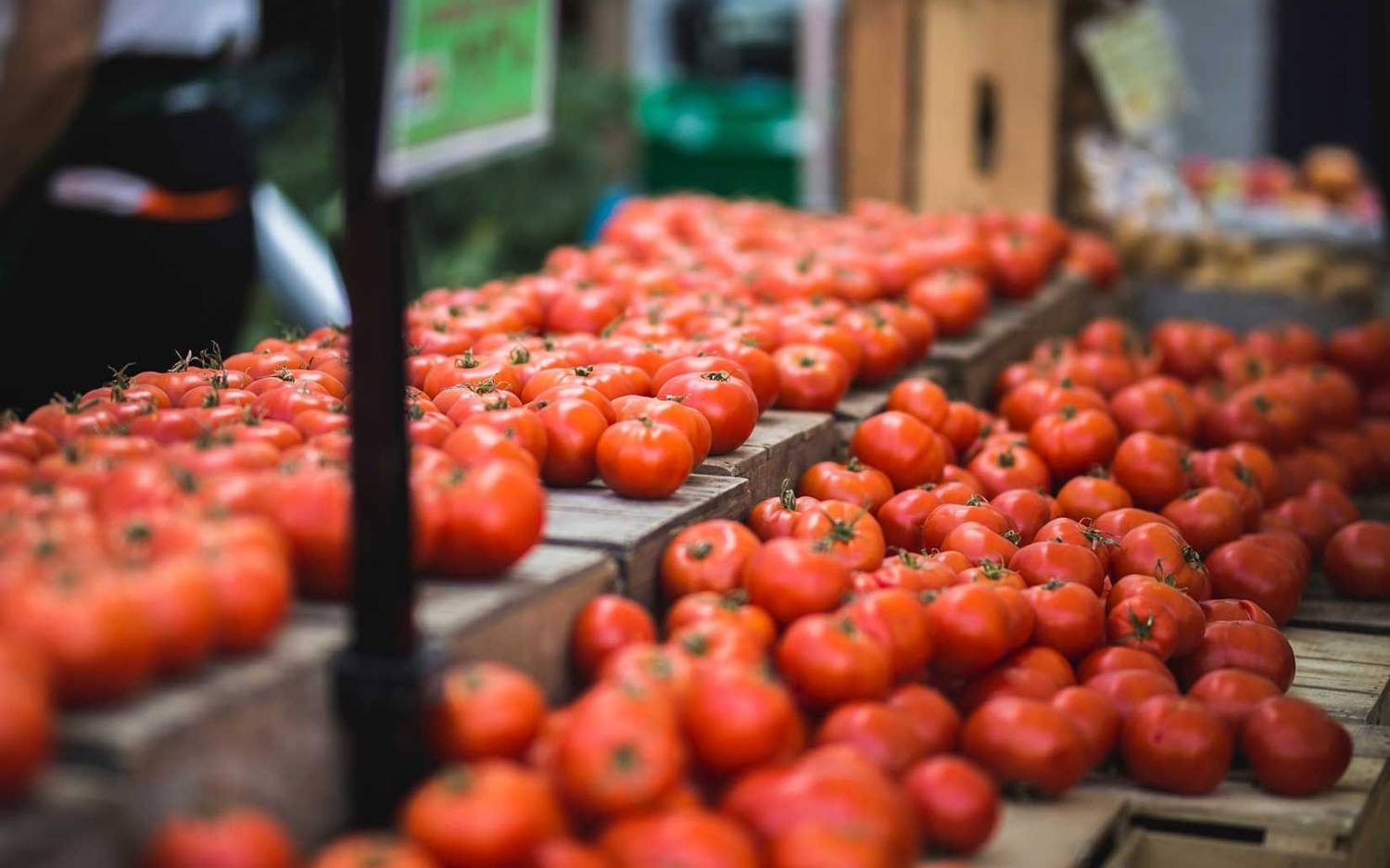 Auf dem Ahrensburger Wochenmarkt bieten über 40 Händler ihre Waren an / ©Unsplash/Dan DeAlmeida