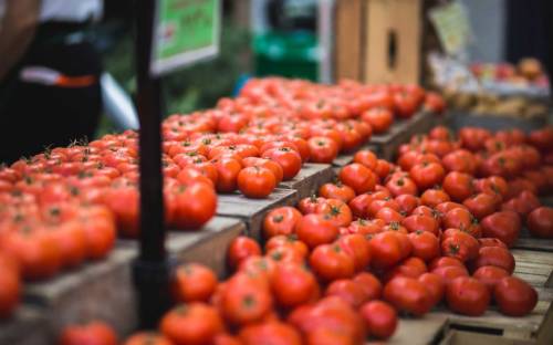 Auf dem Ahrensburger Wochenmarkt bieten über 40 Händler ihre Waren an / ©Unsplash/Dan DeAlmeida