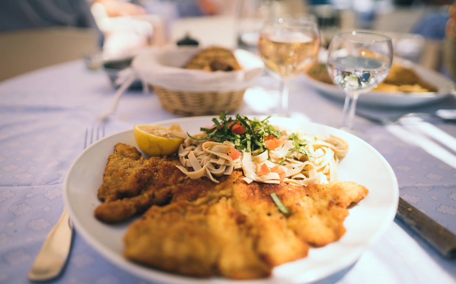 Das österreichisch geführte Wirtshaus Watzmann ist vor Allem für seine Schnitzel bekannt / ©Unsplash/Valentin B. Kremer