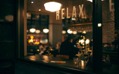 In der M&V Bar wird Diverstiy groß geschrieben – ein Safe Space für queere Personen / ©Unsplash/ Clem Onojeghuo