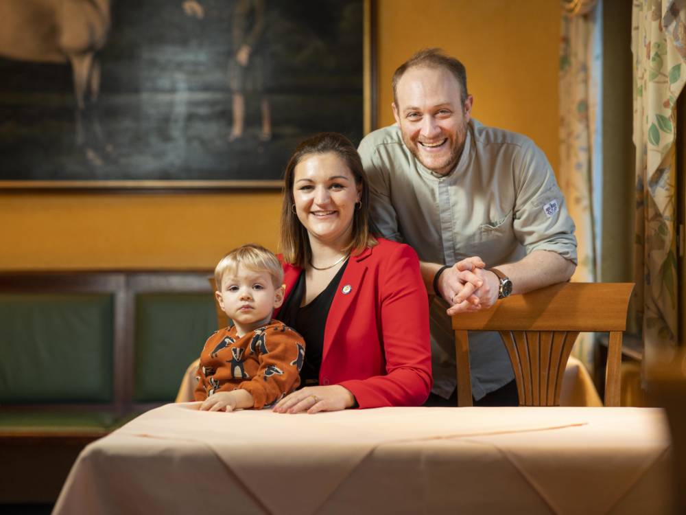 Oskar, Charlotte und Daniel Ambratis in ihrem Restaurant Reitstall Klövensteen /©heyFreedom