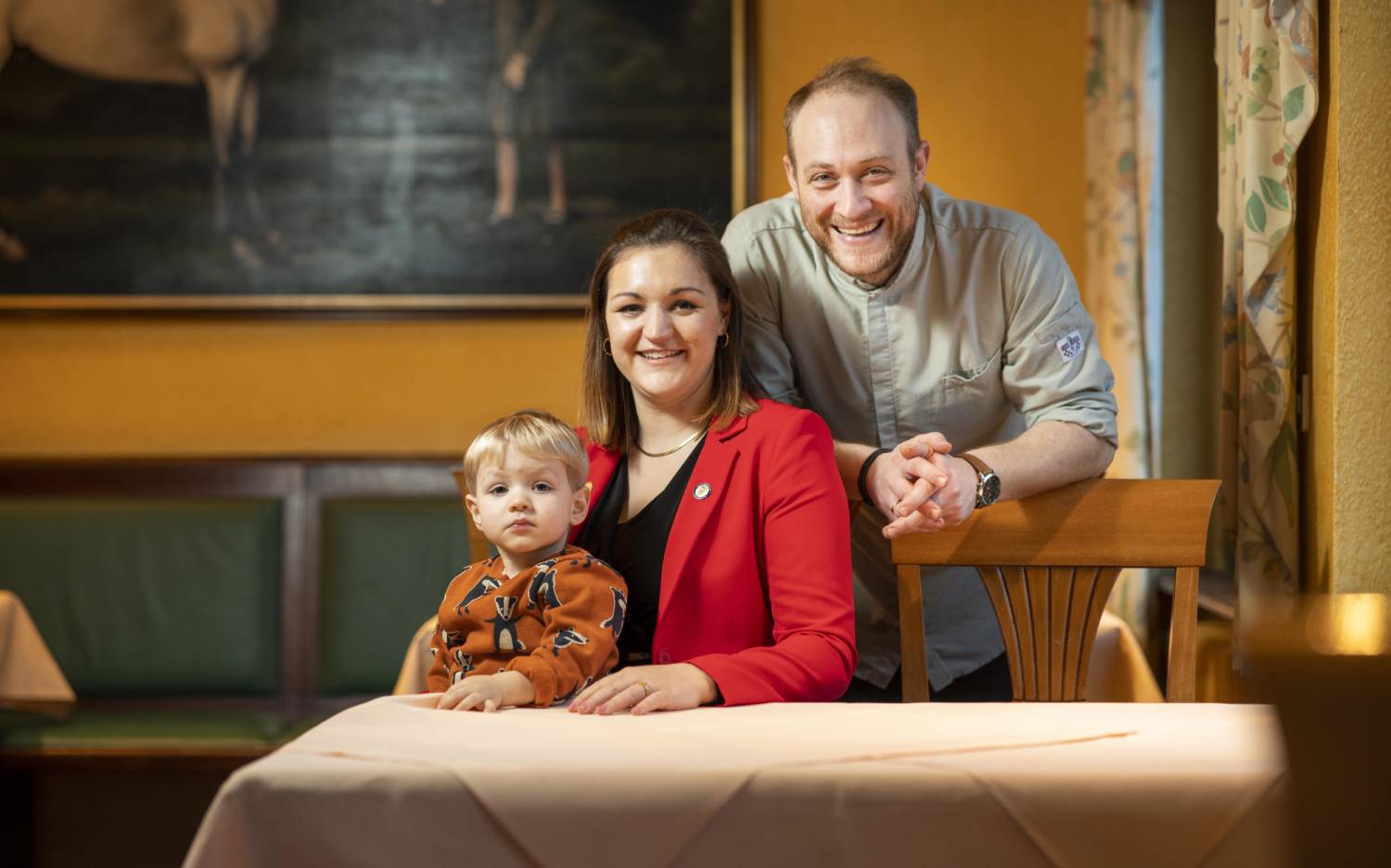 Oskar, Charlotte und Daniel Ambratis in ihrem Restaurant Reitstall Klövensteen /©heyFreedom