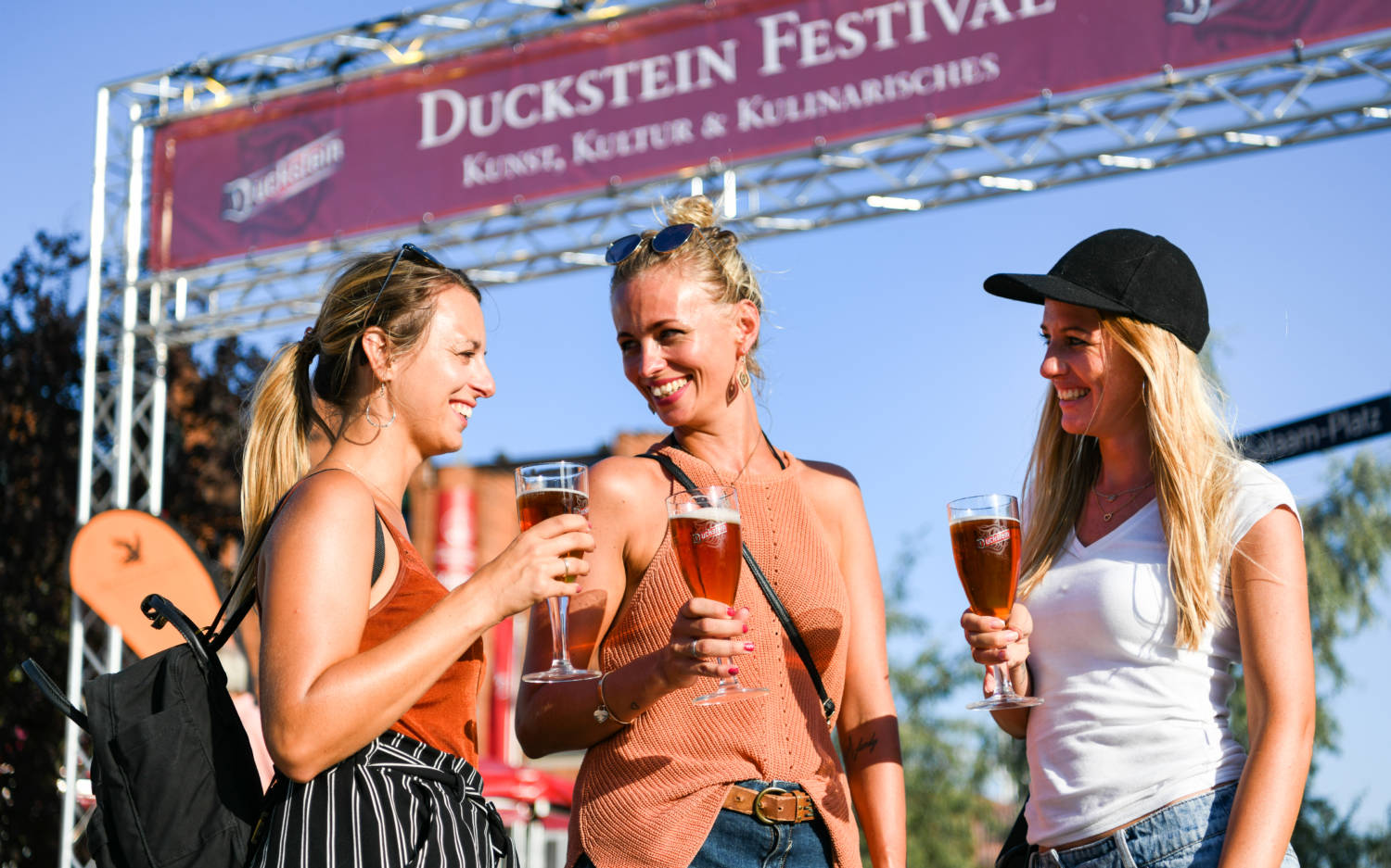 Sommerliche Stimmung, die geteilt werden will – mit Bier auf dem Duckstein-Festival / ©Bergmanngruppe