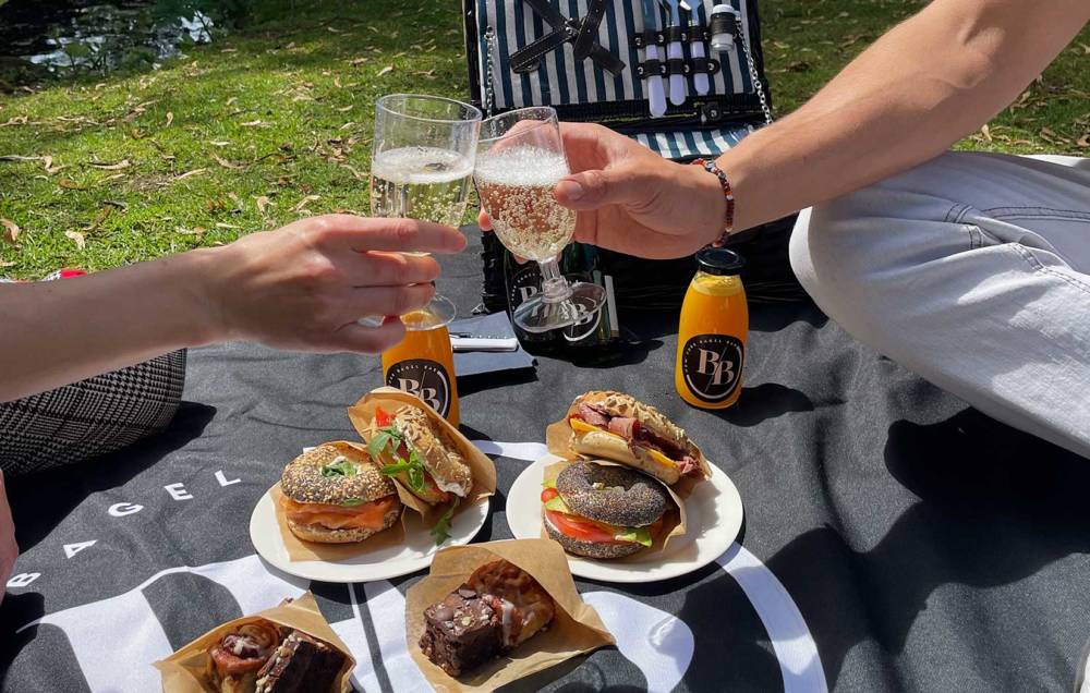 Vier Bagel, vier Mal süßes Gebäck, Prosecco, Saft und sogar die Picknickdecke sind enthalten / ©New York Bagel Bar