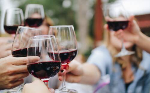 Eine kleine Rebellion im Glas bei den Weinbagaluten / ©Unsplash/Kelsey Knight