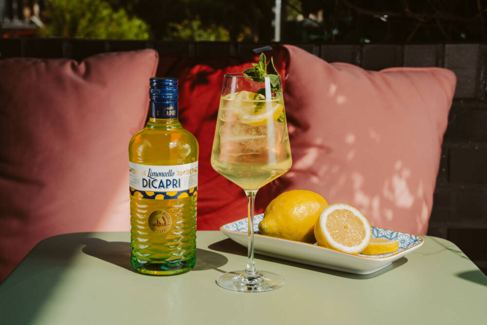 Für einen Di Capri Spritz benötigt man neben Limoncello di Capri auch eine frische Zitrone, im Idealfall natürlich eine Ovale di Sorrento / ©Florian Kroll