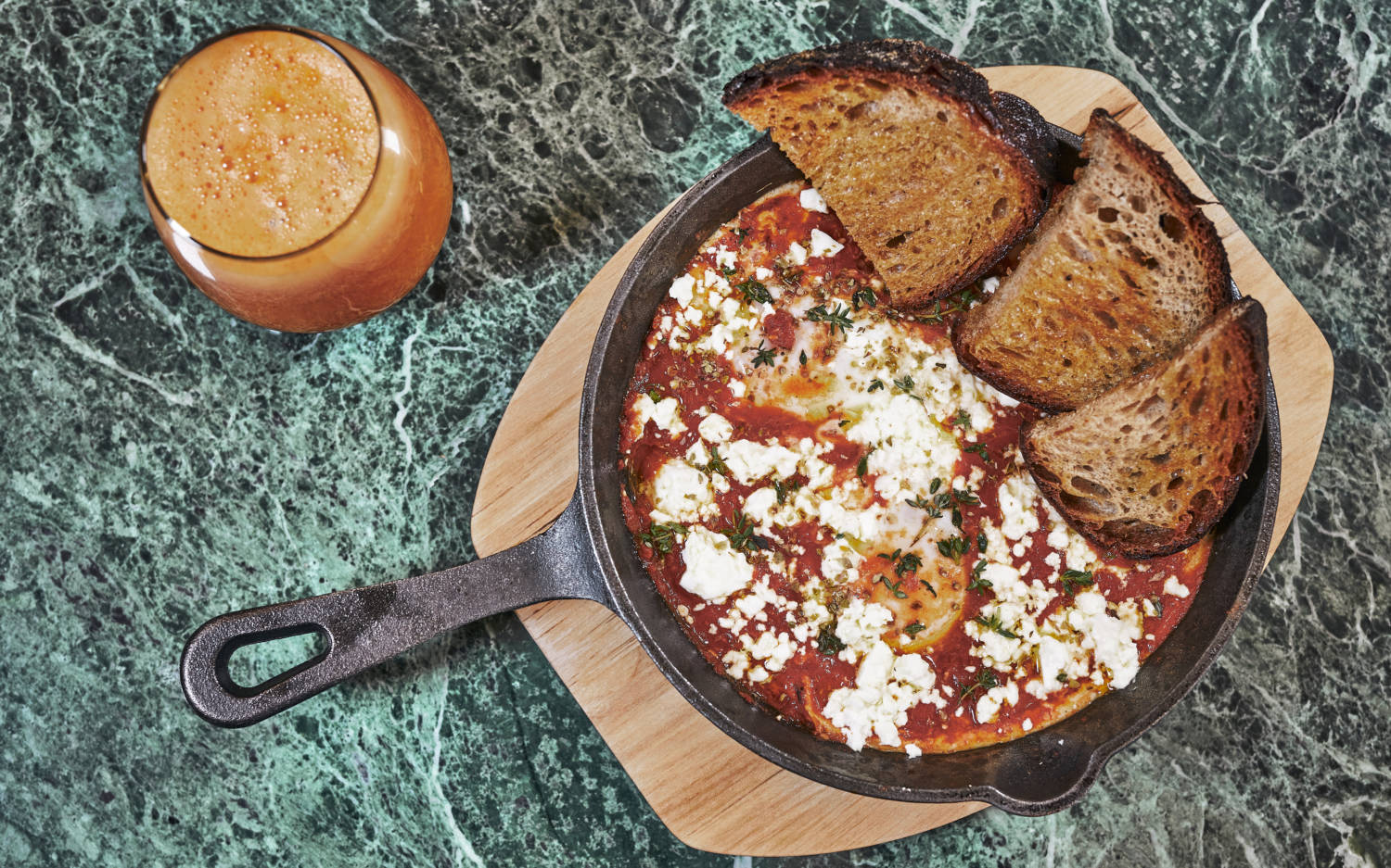 Im Café Noem in Eimsbüttel kommt das  Shakshouka im Greek-Style auf den Tisch / ©Marc Sill