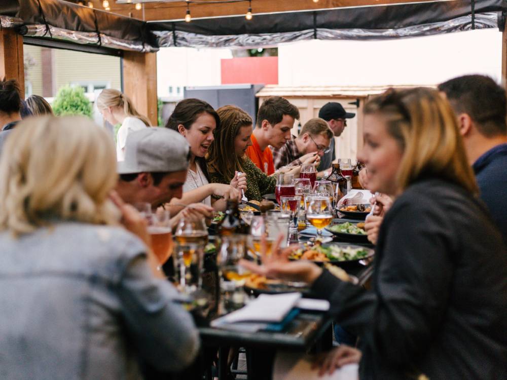 Beim bunten Dinner kommen Bewohnerinnen und Bewohner des Stadtteils an eine Tafel / ©Unsplash/Priscilla du Preez