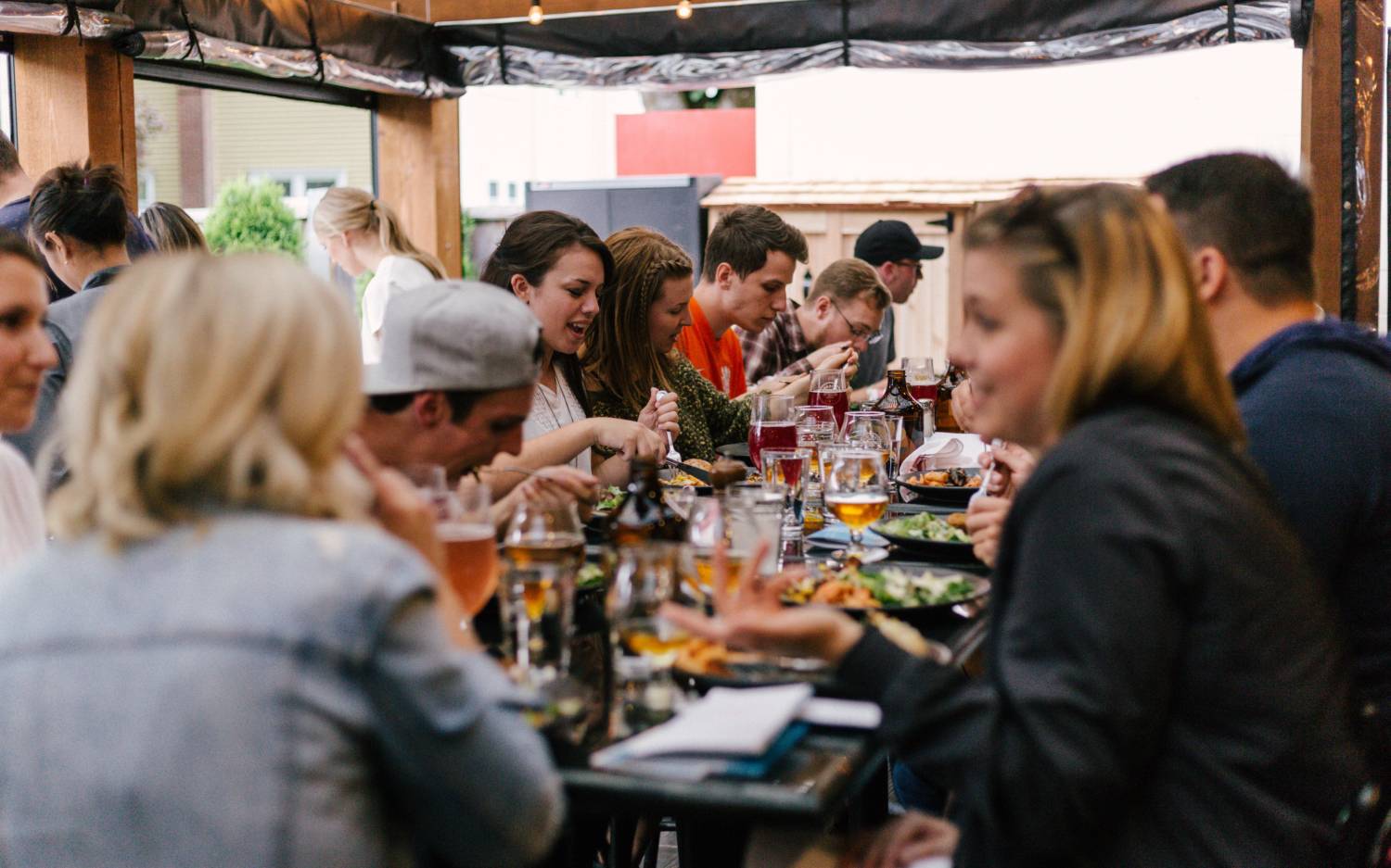 Beim bunten Dinner kommen Bewohnerinnen und Bewohner des Stadtteils an eine Tafel / ©Unsplash/Priscilla du Preez