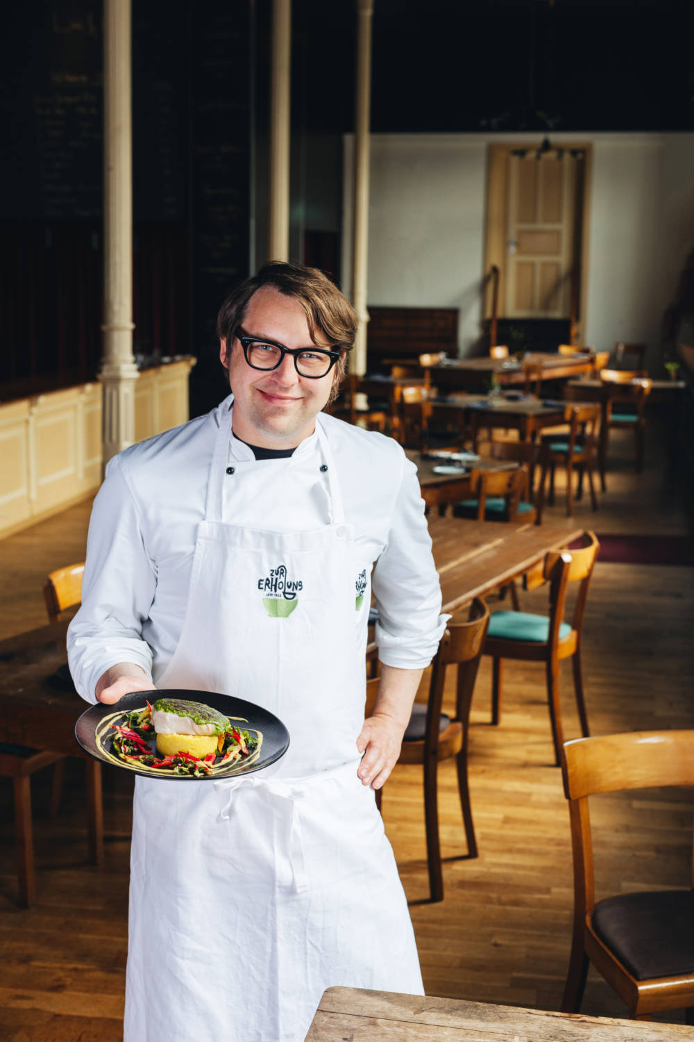 Bernd Ratjen setzt in seiner Küche auf regionale und saisonale Bio-Produkte / ©Julia Schumacher