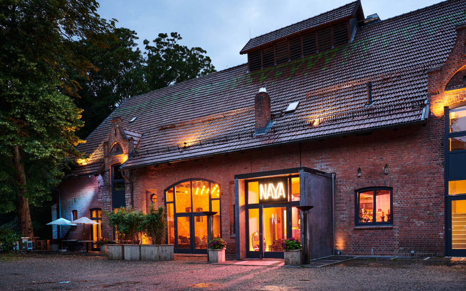 Die 200 Jahre alte Scheune in Poppenbüttel erstrahlt seit dem 1. August in neuem Licht / ©Naya Restaurant