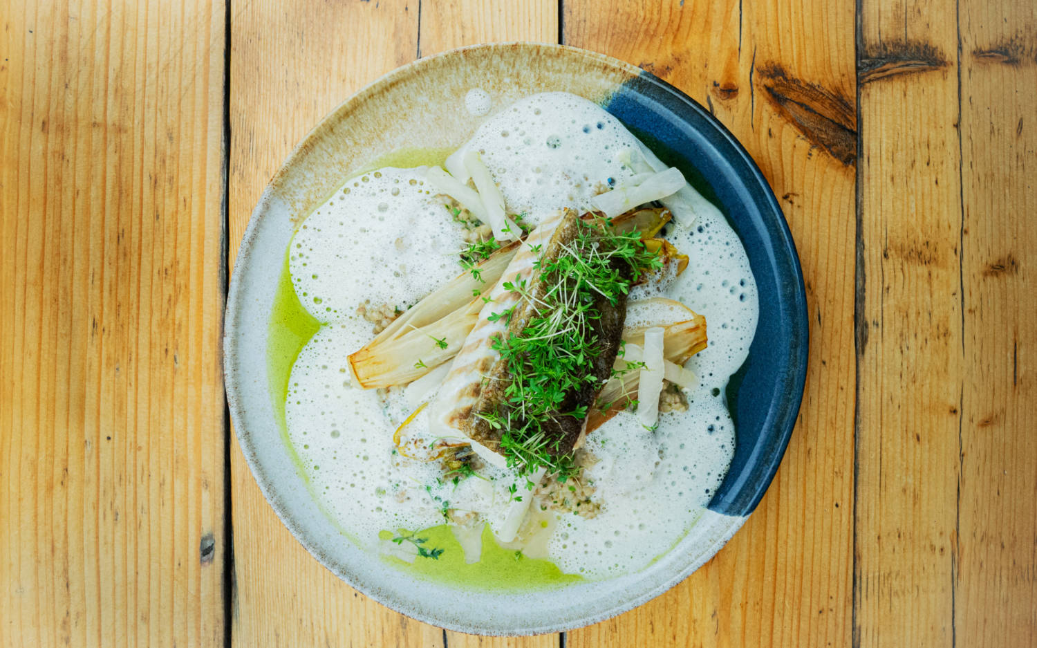 Gebratenes Seehecht-Filet mit Buchweizen-Risotto, geschmortem Chicorée und mariniertem Winter-Rettich