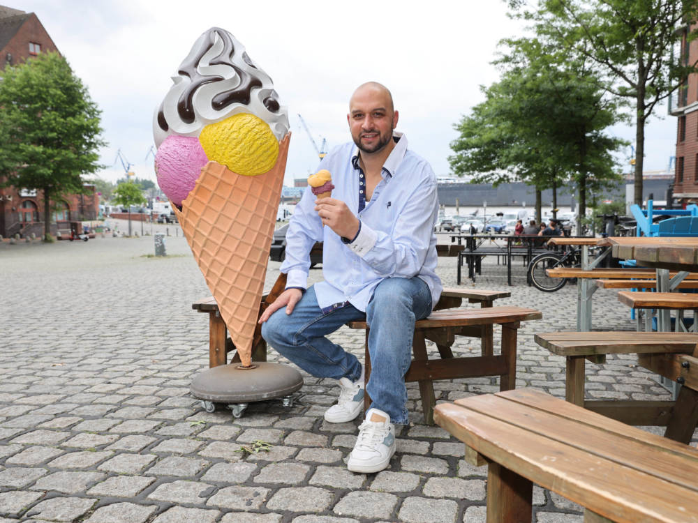 Nico Adler verkauft Eis und Pizza direkt am Fischmarkt  / ©Melanie Dreyssee