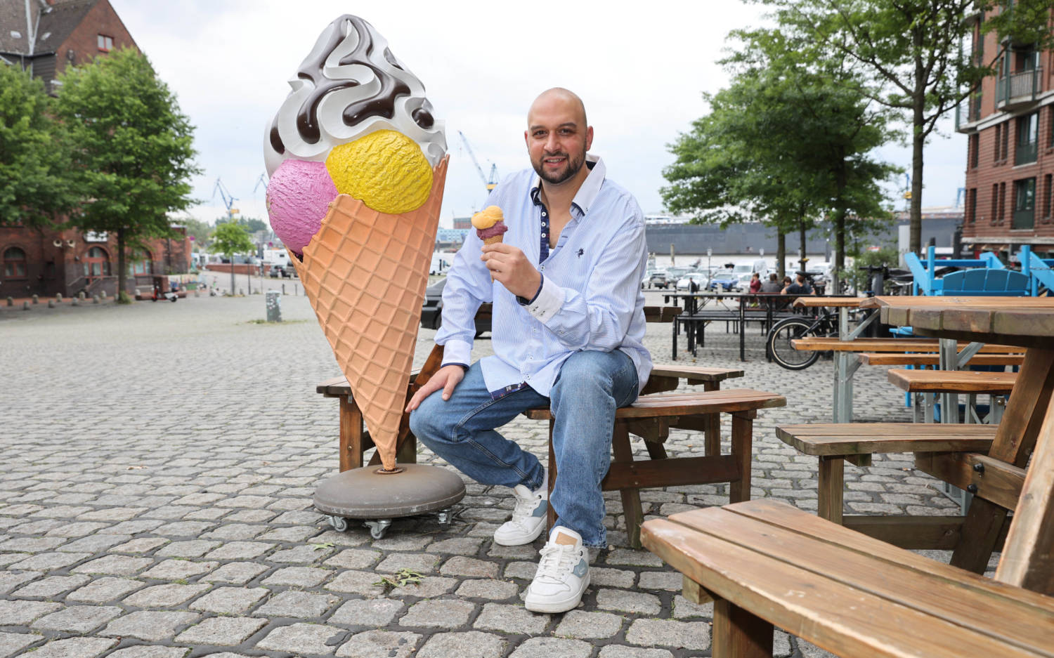 Nico Adler verkauft Eis und Pizza direkt am Fischmarkt  / ©Melanie Dreyssee