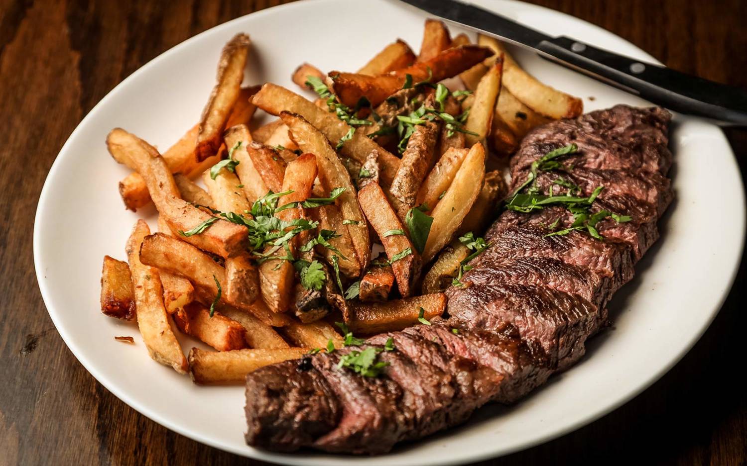 Unter anderem serviert das Coppers Bar & Kitchen Steak und Trüffelpommes /©unsplash/Tim Toomey