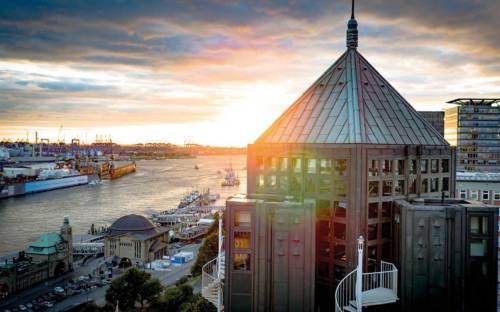 Wer sich hoch traut, wird mit einem grandiosen Ausblick und guten Cocktails belohnt: Tower Bar / ©HotelHafenHamburg/Andrea Flak