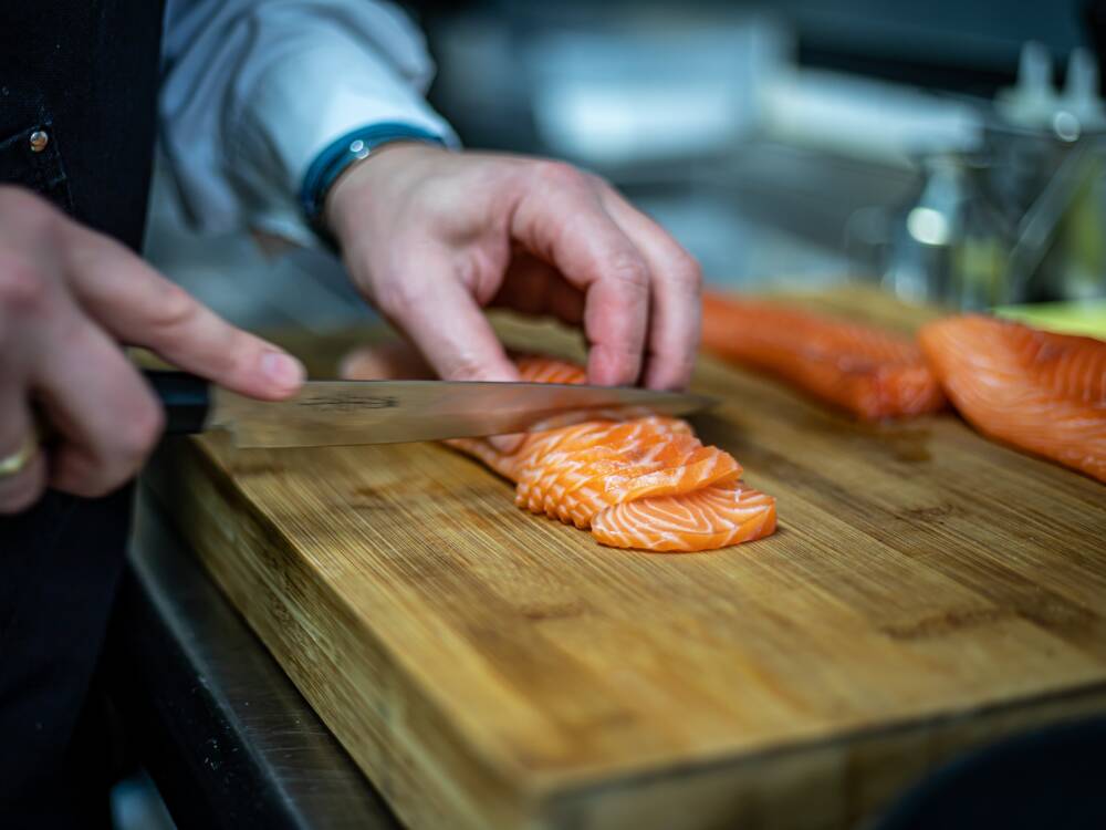 Neben Steaks und Hamburger Klassikern steht jede Menge Fisch auf der Karte/ ©Unsplash/ Stefan Schauberger