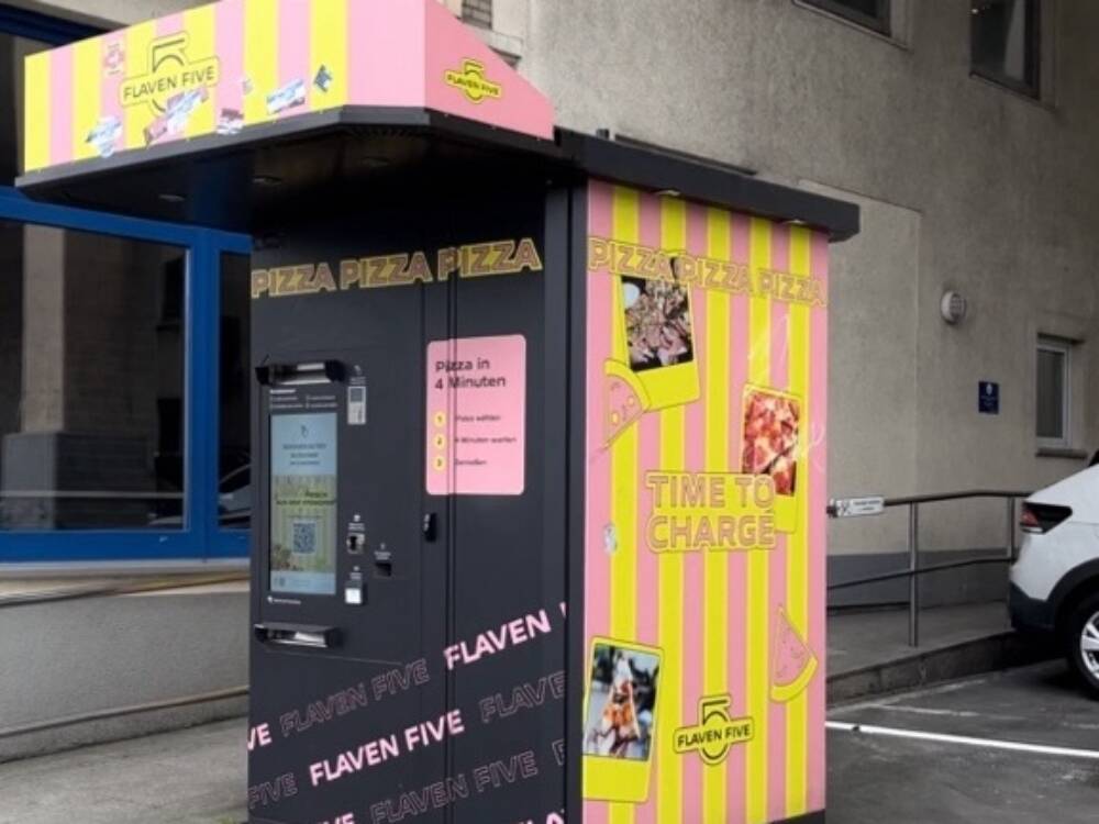 Der Pizzaautomat am A&O Hostel serviert 24/7 eine große Auswahl an Pizza / ©Marie Oetgen