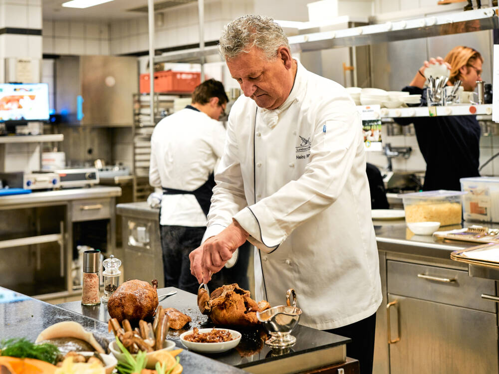 Der Chef des Landhaus Scherrer in Othmarschen bei der Arbeit / ©Marc Sill