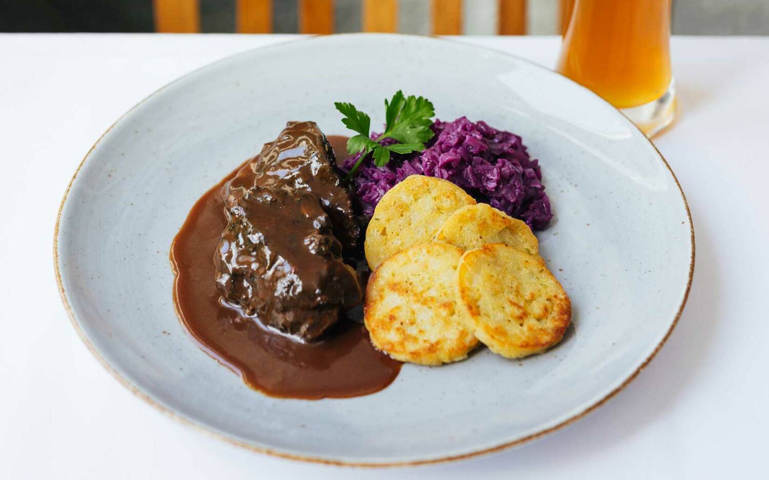 Deutsche Küche in besonders lecker: Rinderbäckchen mit Backpflaumensoße und Apfelrotkohl / ©Julia Schumacher