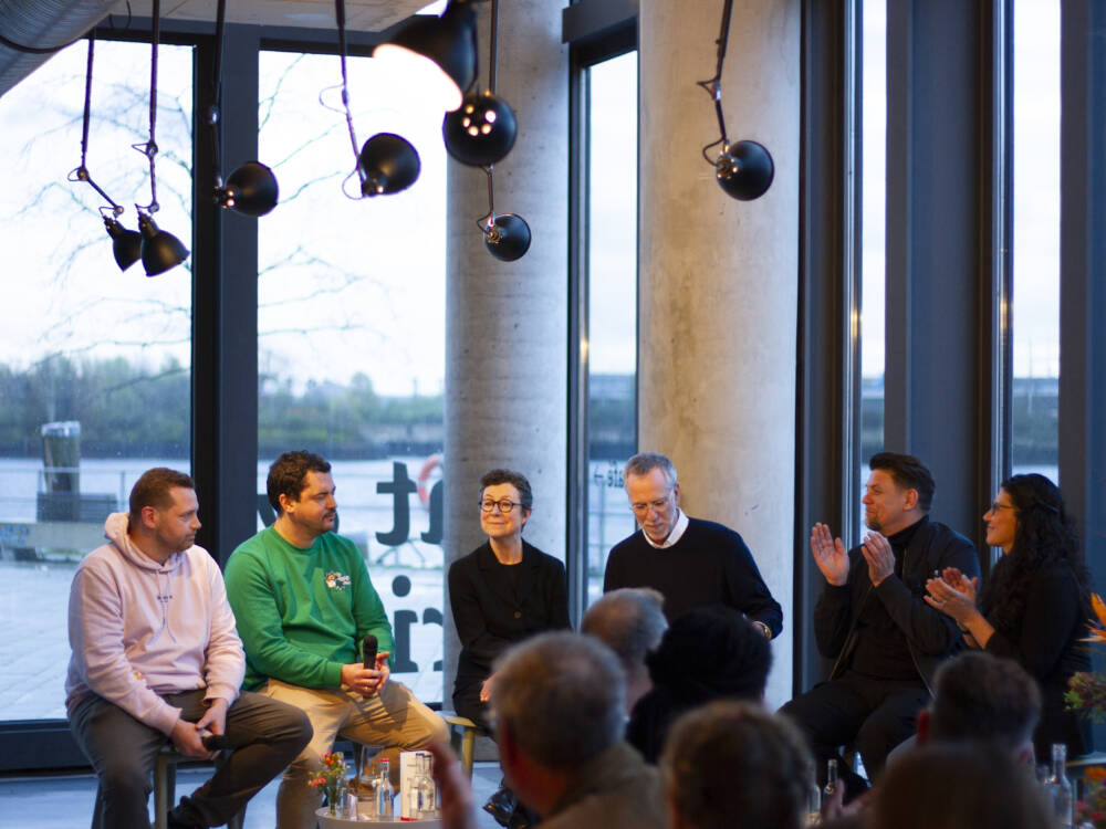 Diskutierten über das Thema „So einfach und gut i(s)st Hamburg“: Valentin Broer, Vena Steinkönig, Elisabeth Füngers, Markus Tirok, Tim Mälzer und Nessy Rose (v.l.n.r) / ©Johanna Zobel