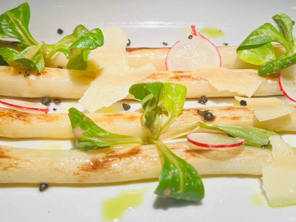 Spargel gehört in Hamburg zum Frühling und im Restaurant Lenz auf jeden Fall auf die Speisekarte / ©Lenz Leslie Himmelheber